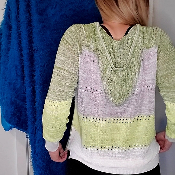 🍭 3 x $25* Light-weight Green athleisure Sweater - Picture 2 of 7